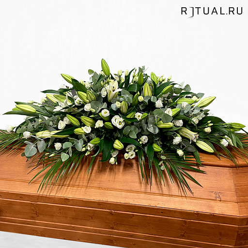 КОМПОЗИЦИЯ ИЗ ЖИВЫХ ЦВЕТОВ на крышку гроба (0,5 м) (Лилия, эустома, флористическая зелень)